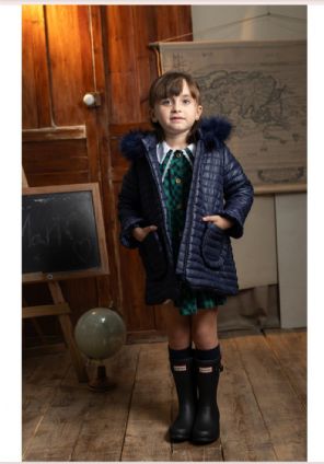 Abrigo con capucha en color azul marino.Basmarti.