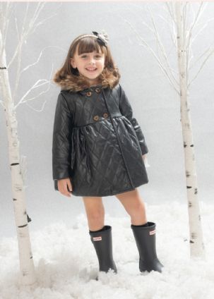 Abrigo con pelo en color negro.Basmarti.