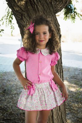 Conjunto de niña con falda en color rosaDaniesty.