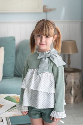 Conjunto de niña con pantalón corto en color verde.Coco-acqua.