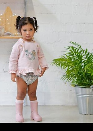 Conjunto de niña corto con una gallinita.Pequeños piratas.