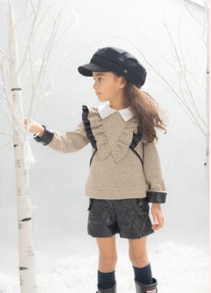 Conjunto de niña de dos piezas en color piedra.Basmarti.