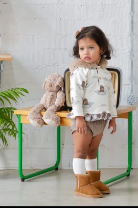 Conjunto de niña en color crudo y con focas.Pequeños Piratas.
