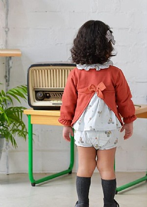 Conjunto de niña en color teja con un ratón.Pequeños Piratas.