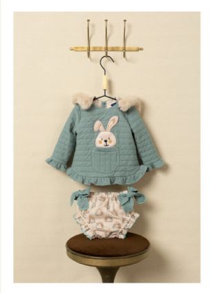 Conjunto de niña en color verde con un conejito.Basmarti-
