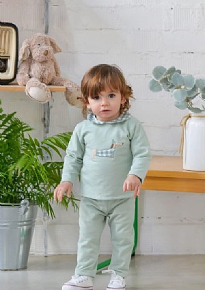 Conjunto de niño largo en color verde con un perro.