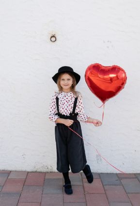 Conjunto de peto de niña con corazones.Coco-acqua.