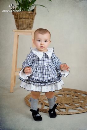 Jesusito de dos piezas con cuadros en color azul.