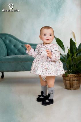 Jesusito de dos piezas con flores en color rosa.