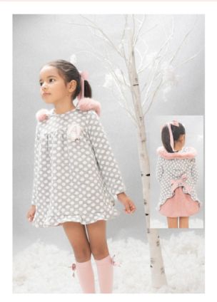 Vestido con capucha en color gris.Basmarti.