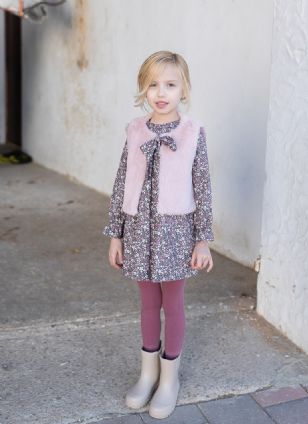 Vestido con chaleco de pelo en color rosa.Coco-acqua.