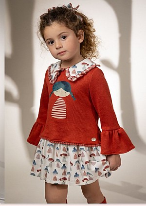 Vestido infantil con estampado de muñequitas.Basmarti.