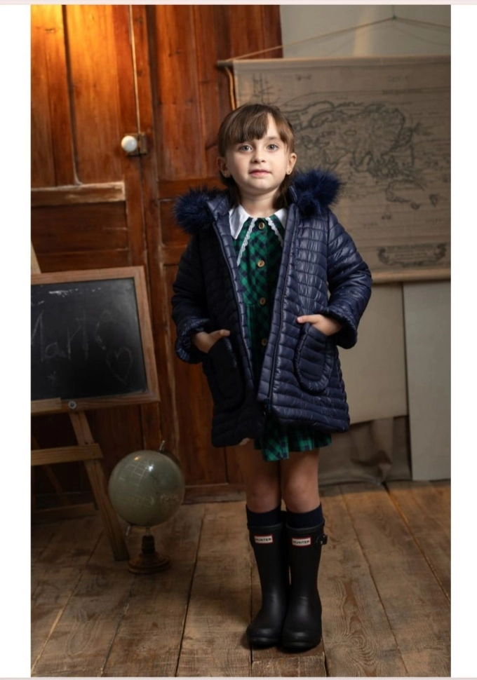 Abrigo acolchado en color azul.Basmarti.