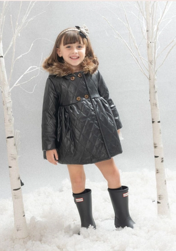 Abrigo con pelo en color negro.Basmarti.