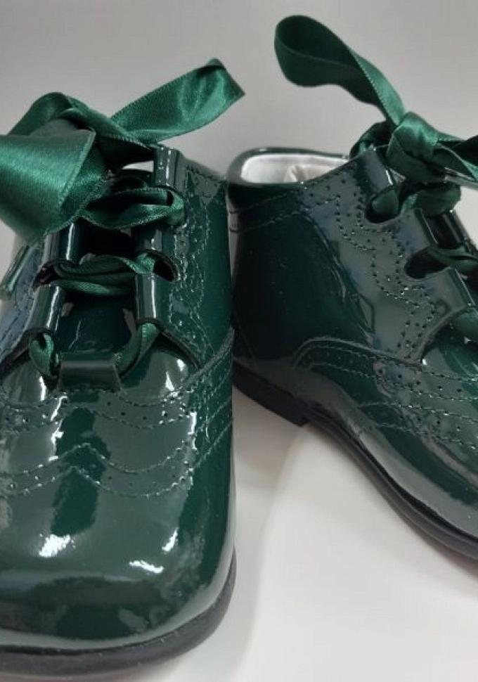 Bota piel de charol en color verde botella.