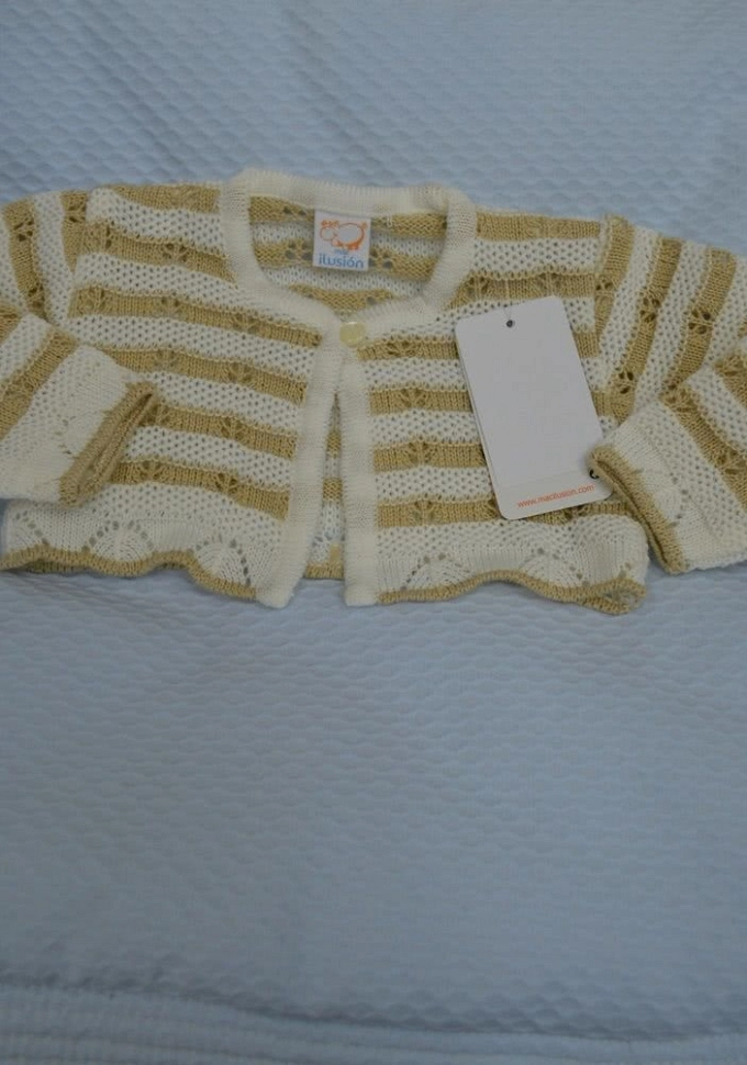 Chaqueta perlé de niña en crudo y tostado.