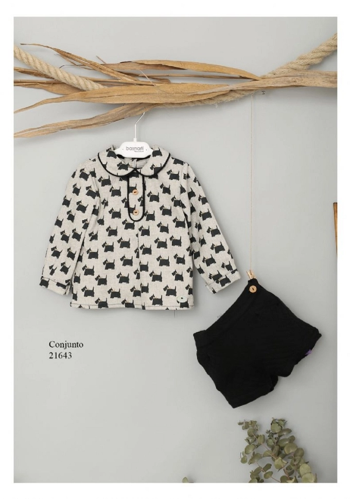 Conjunto de dos piezas con estampado de perritos.Basmarti.