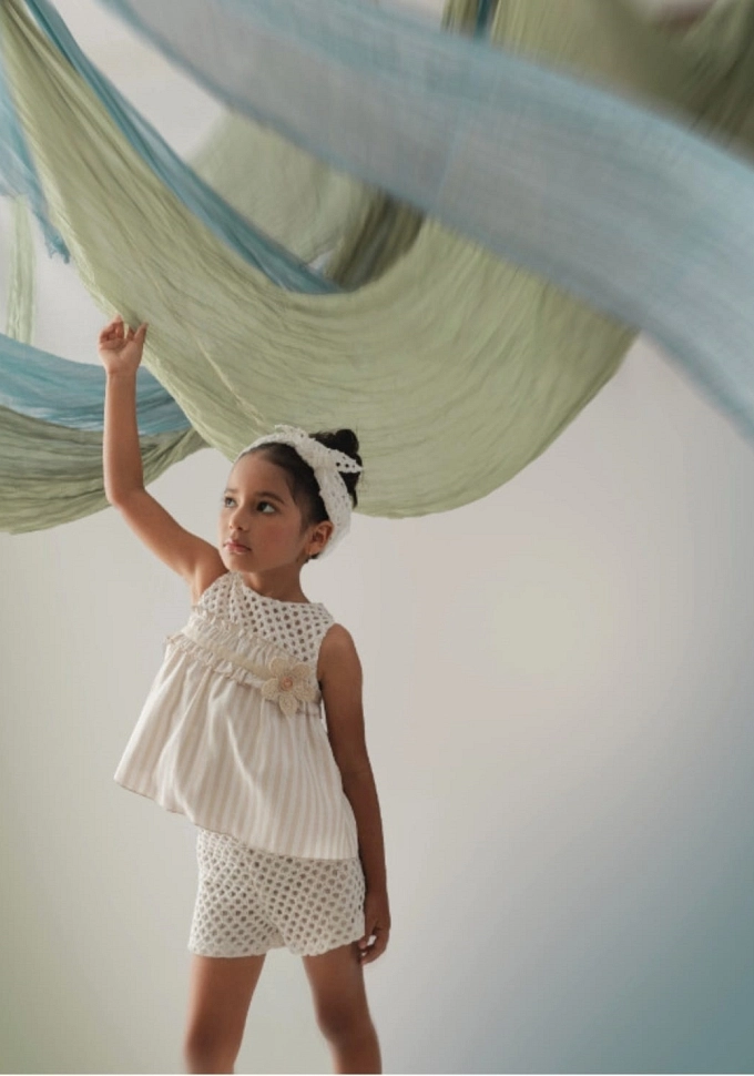Conjunto de niña con pantalón corto en color crudo.Basmarti Conjunto de niña con pantalón corto en color crudo.Basmarti