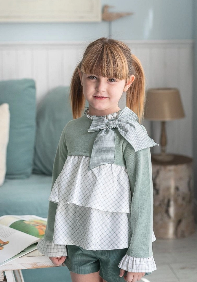 Conjunto de niña con pantalón corto en color verde.Coco-acqua.