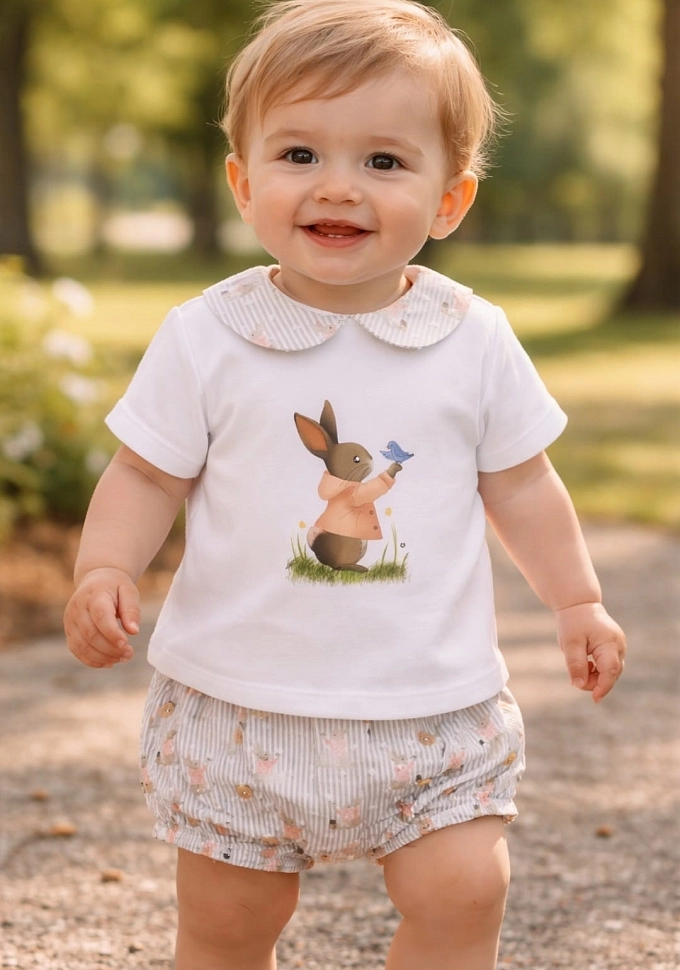Conjunto de niño con un conejito. Conjunto de niño con un conejito.
