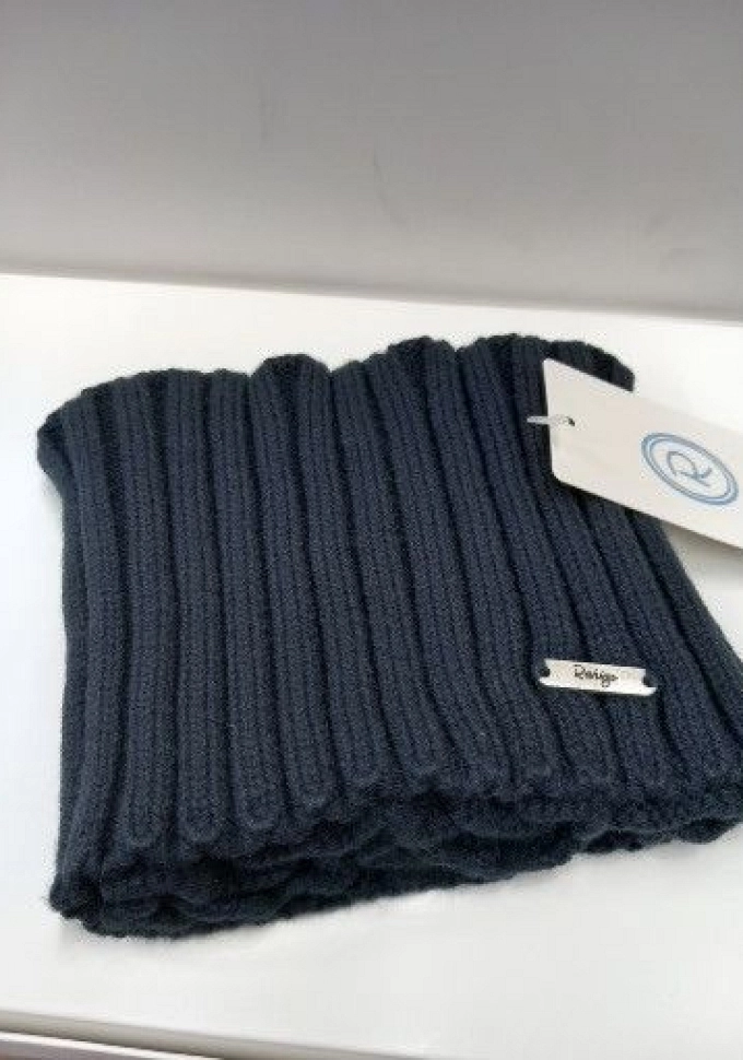 Cuello de punto en color azul marino.