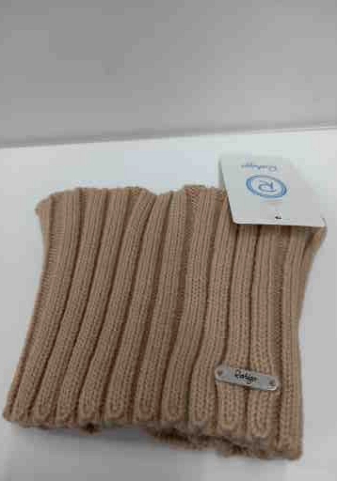 Cuello de punto en color camel.