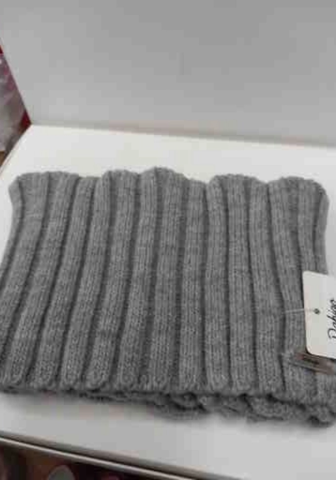 Cuello de punto en color gris.