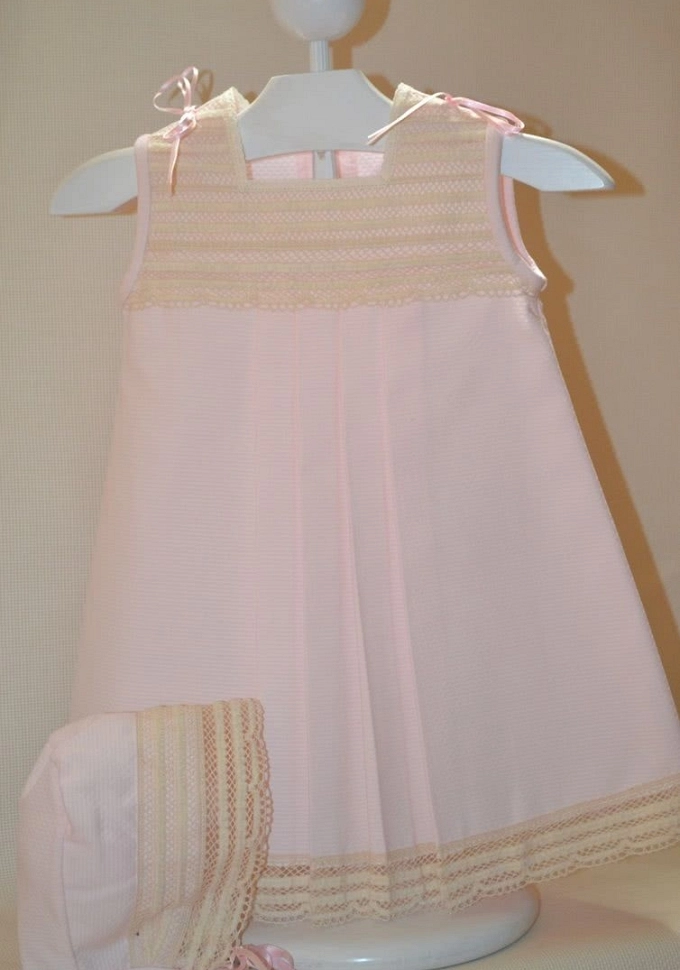 Faldón con puntilla en rosa.