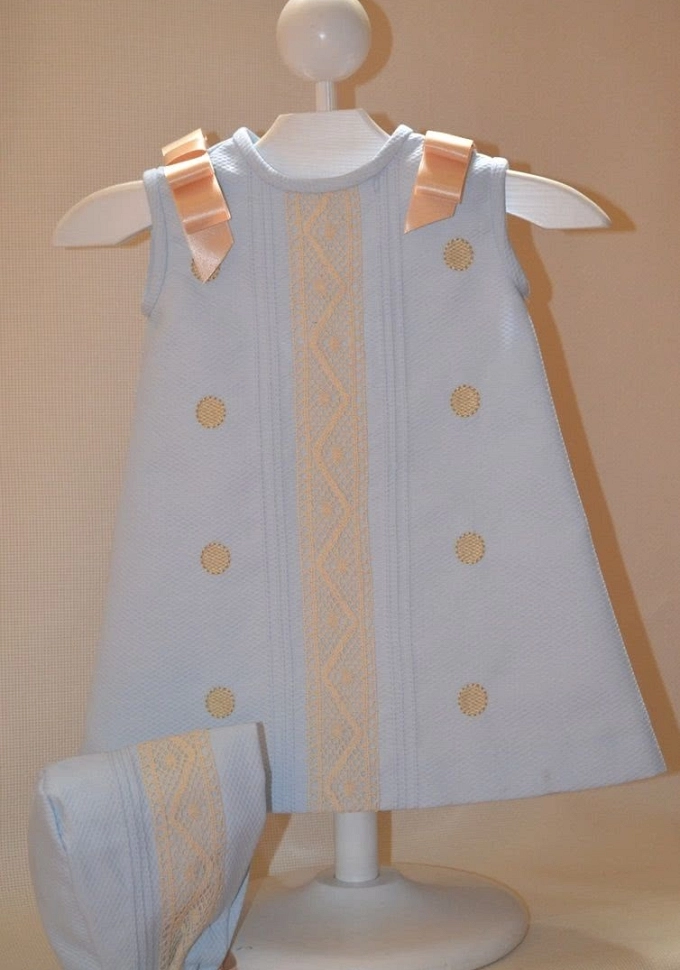 Faldón piqué en celeste.