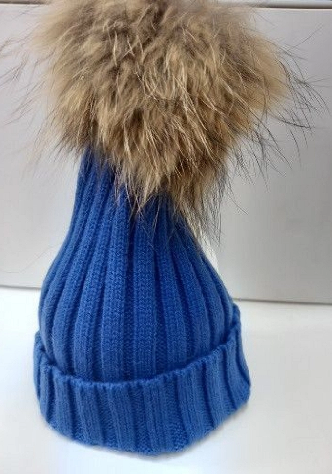 Gorro con pompóm de pelo natural en color azul.