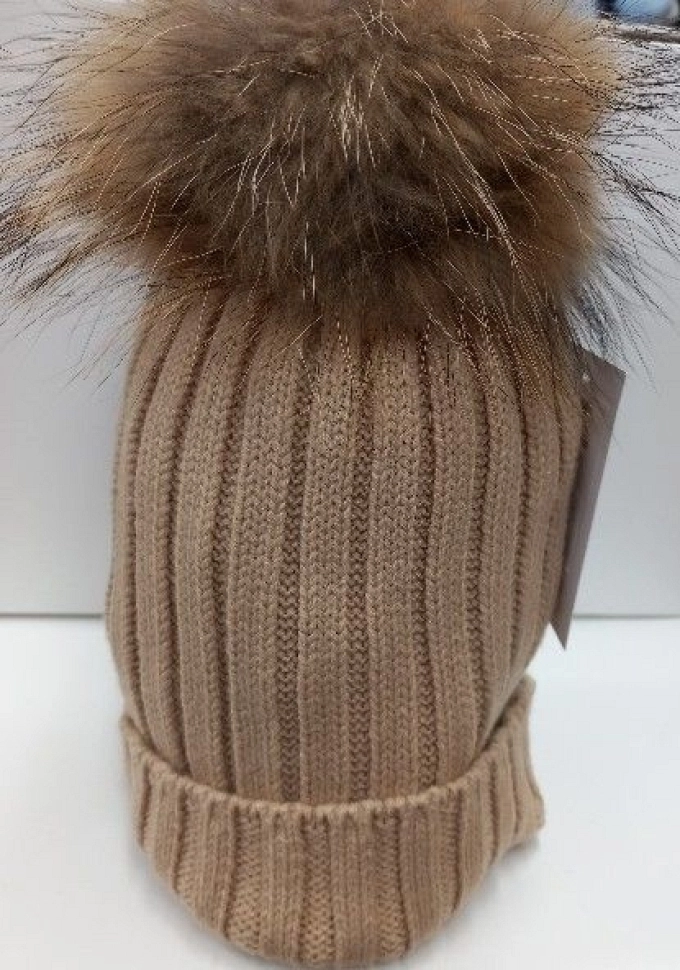 Gorro con pompóm de pelo natural en color camel.