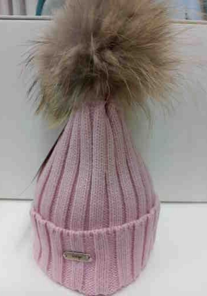 Gorro con pompóm de pelo natural en color rosa.