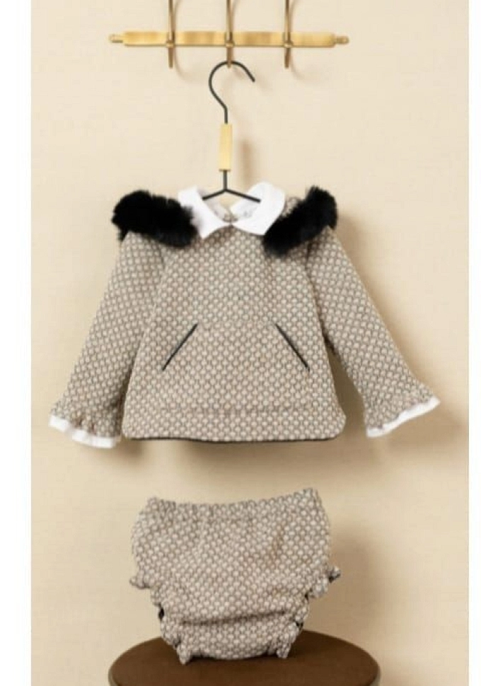 Jesusito de dos piezas en color piedra.Basmarti.