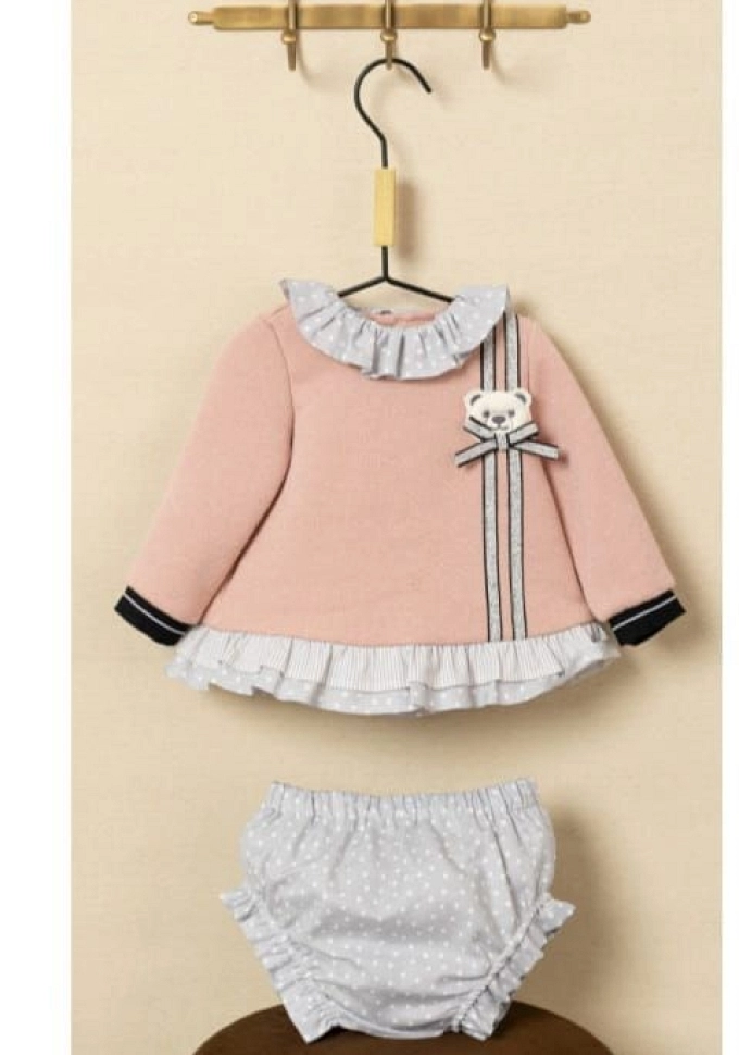 Jesusito en color rosa con un osito.Basmarti.