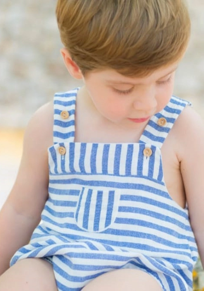 Ranita bebé con rayas en color azul.Pequeños piratas. Ranita bebé con rayas en color azul.Pequeños piratas.