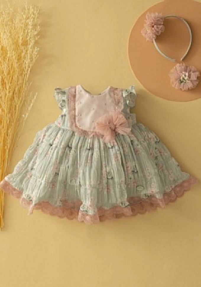 Vestido color verde con flores en color rosa.Basmarti.