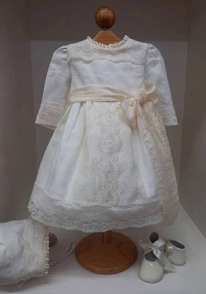 Vestido con capota en color crudo.