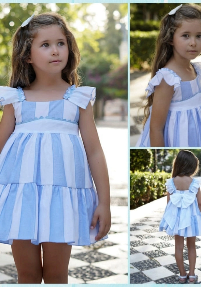 Vestido con vuelo en color azul.