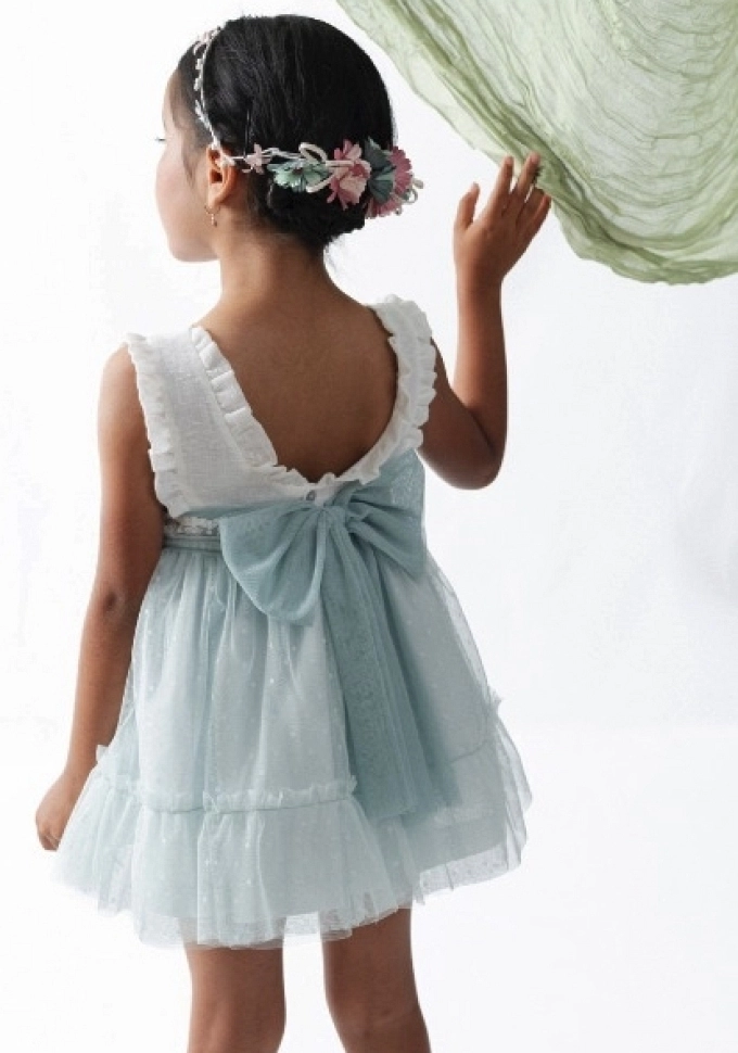 Vestido de ceremonia con vuelo en color verde.Bamarti.