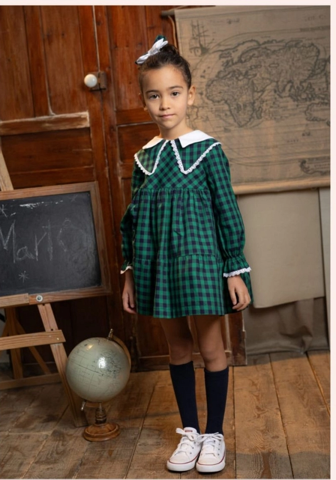 Vestido de cuadritos en color verde.Basmartí.