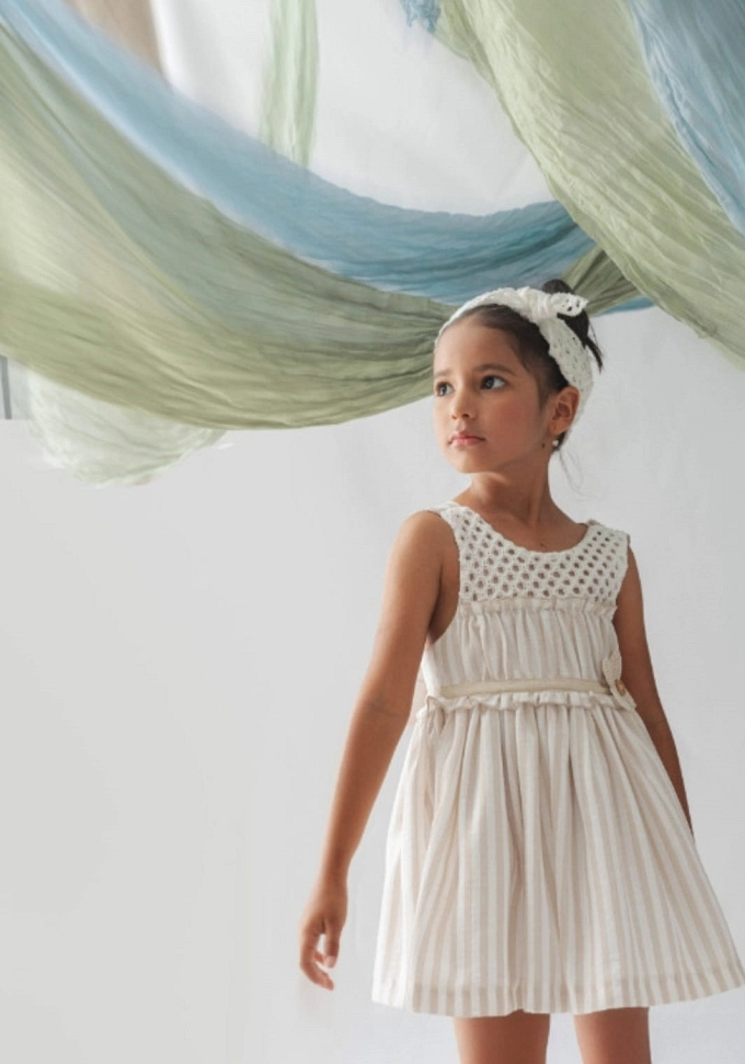 Vestido de tirantes en color crudo con flor.Basmarti. Vestido de tirantes en color crudo con flor.Basmarti.