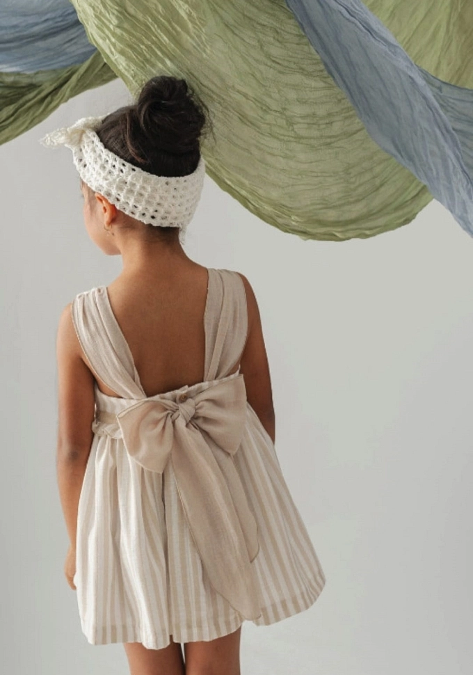 Vestido de tirantes en color crudo  con flor.Basmarti.