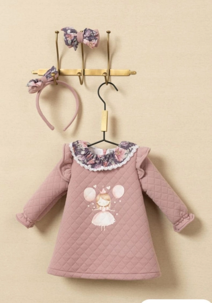 Vestido en color rosa con una bailarina.Basmarti.