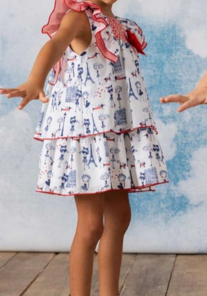 Vestido infantil con estampado de muñecas.