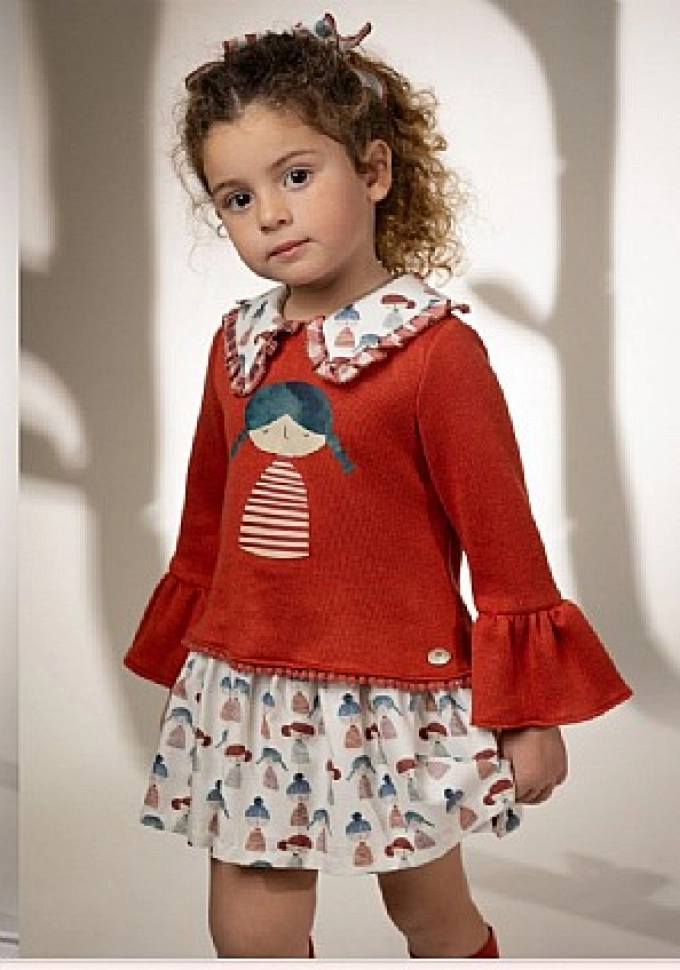 Vestido infantil con estampado de muñequitas.Basmarti.