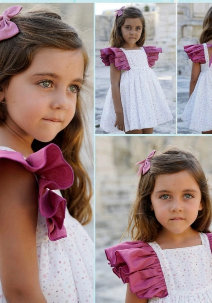 Vestido infantil con vuelo con flores en color rosa.