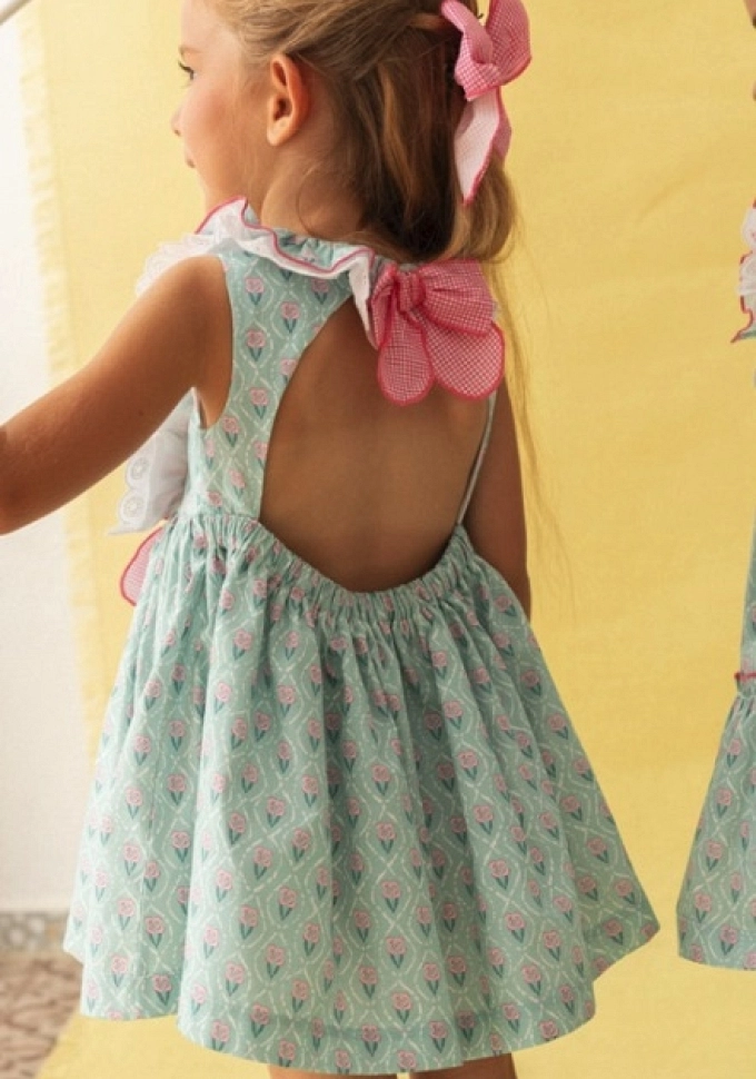 Vestido infantil en color verde con flores en color fucsia.Basmarti. Vestido infantil en color verde con flores en color fucsia.Basmarti.