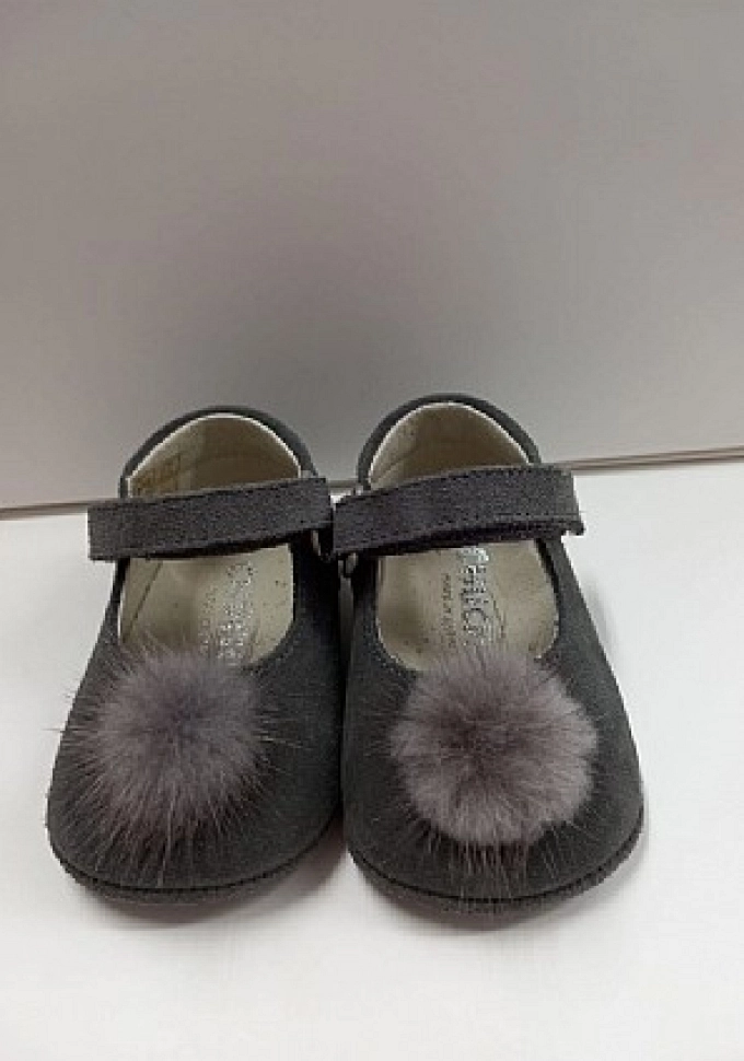 Zapato de serraje en color gris.