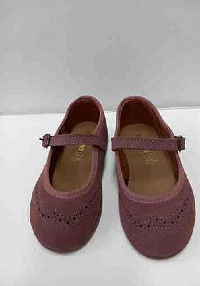 Zapato de serraje en color nude.Chuches.