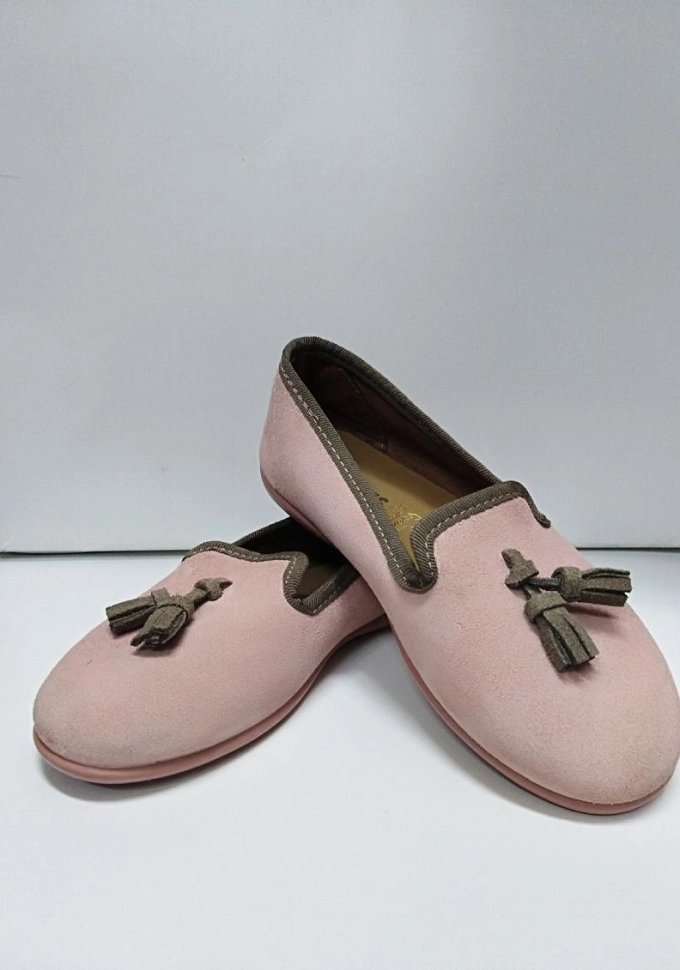 Zapato de serraje en color rosa.Cuches.
